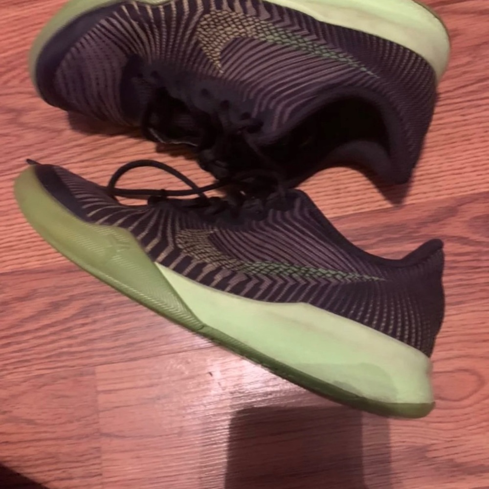 Kobe basketball shoes size 3.5